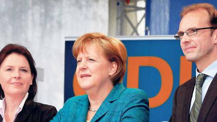 Autsch, das tut weh. Die Bremer CDU – hier Spitzenkandidatin Mohr-Lüllmann, Fraktions- und Landeschef Röwekamp und Kanzlerin Merkel während des Wahlkampfs – hat in Bremen ihr schlechtestes Ergebnis seit 1959 erzielt. Foto: dapd