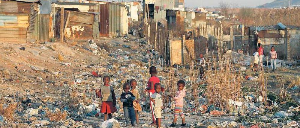 Kaum Perspektive. Auch die Zukunft dieser Kinder im Township Soweto ist mehr als ungewiss. Mehr als die Hälfte der Schwarzen unter 25 ist arbeitslos. 