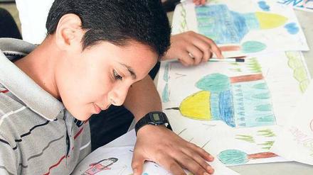 Palästina macht Schule: Kinder in Nablus im Westjordanland bekennen sich auf Zeichenpapier zu ihrem Land – eine Kampagne für volle UN-Mitgliedschaft. 