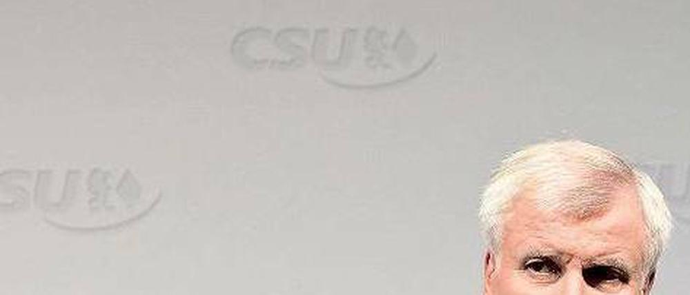Im Zugzwang. Die CSU kann sich offenbar nicht auf einen Nachfolger von Georg Fahrenschon einigen. Das beschädigt am meisten den bayerischen Ministerpräsidenten Horst Seehofer. Er braucht rasch einen starken Finanzminister. Foto: Peter Kneffel/dpa
