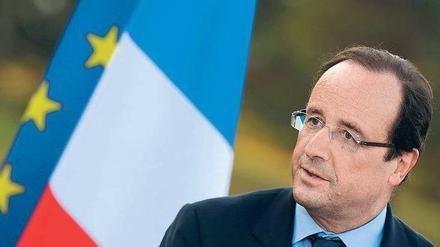 Imagewechsel. François Hollande versucht, sein schon wenige Monate nach der Wahl ramponiertes Image aufzupolieren. Er präsentiert sich nicht mehr als „normaler“ Präsident, sondern als kämpferischer Staatschef. Foto: Phillipe Wojazer/Reuters