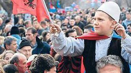 Freiheit feiern. Albaner bejubeln Kosovos künftige Souveränität. Foto: dpa