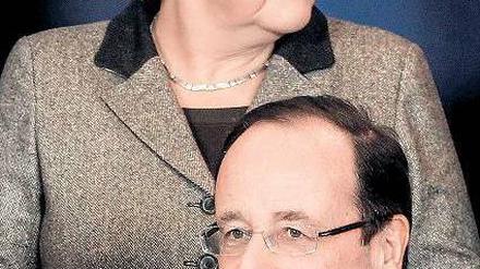 Pariser Überraschungen: Die Kanzlerin und Frankreichs Präsident Foto: dpa
