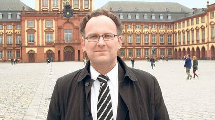  Matthias Bäcker ist Professor für Staats- und Verwaltungsrecht an der Ludwig-Maximilians-Universität München. 
