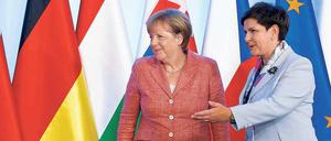 Die polnische Regierungschefin Beata Szydlo begrüßt Kanzlerin Angela Merkel. 