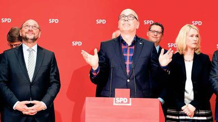 Herr hilf. Martin Schulz und Torsten Albig blicken am Montag im Willy-Brandt-Haus nach oben. 