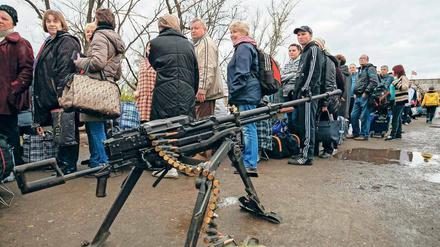 An einem Checkpoint der Separatisten in Staniza Luhanska stehen die Menschen Schlange. 