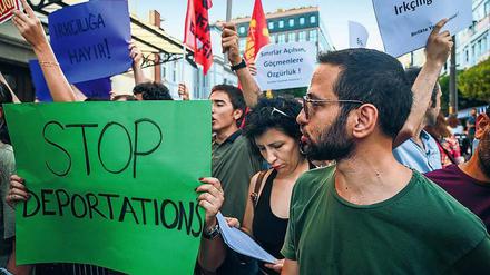 Proteste türkischer Aktivisten gegen die Ausweisung syrischer Flüchtlinge.