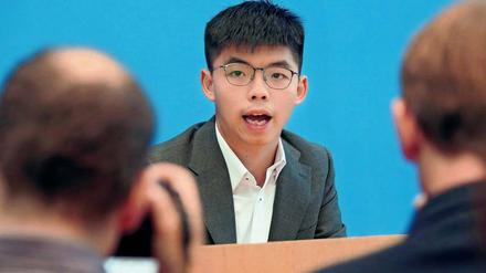 Der 22 Jahre alte Aktivist Joshua Wong trug in der Bundespressekonferenz seine Forderungen vor. Foto: Wolfgang Kumm/dpa
