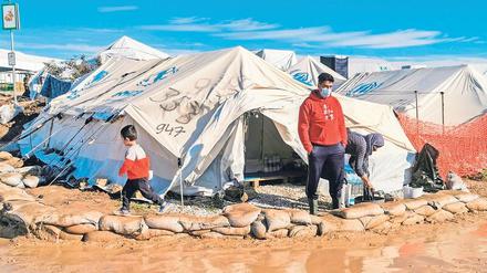 Vier Quadratmeter Platz hat eine Familie in den oft überfluteten oder zerfetzten Zelten im neuen Lager Kara Tepe auf Lesbos. 