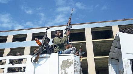 Mit Besiegten. Bewaffnete Tigray-Rebellen begleiten gefangene äthiopische Regierungssoldaten in eine Haftanstalt. p-a/dpa/AP