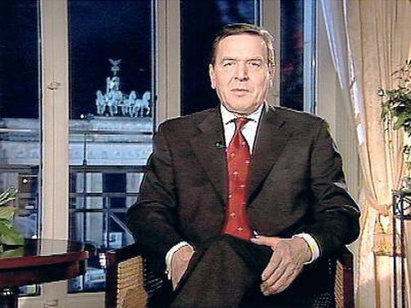 Der Mann vor dem Tor. Gerhard Schröder verkündete dem Volk, dass harte Zeiten kommen werden. 