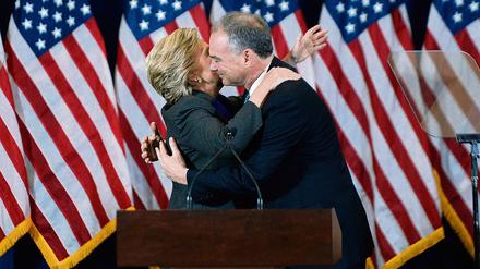 Der Neue? Tim Kaine umarmt Hillary Clinton. Wird er die Demokraten anführen?