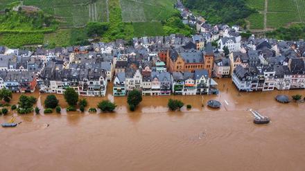 Die Mosel ist über die Ufer getreten und hat einen Teil der Innenstadt von Zell in Rheinland-Pfalz geflutet. 