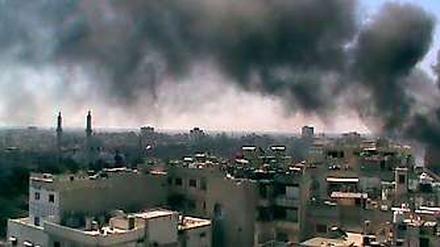 Bürgerkrieg in Syrien: Über der Stadt Homs steigt Rauch auf. 