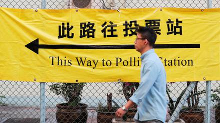 Ein Wähler geht zum Wahllokal in Hongkong. 