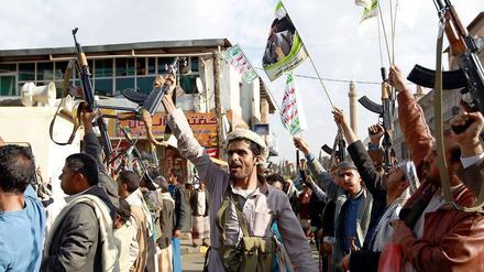 Kämpfer, die mit den Houthi-Rebellen sympathisieren, demonstrieren am Donnerstag in der Hauptstadt Sanaa ihre Stärke.