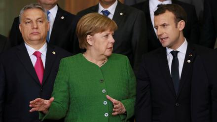 Ein Querulant und zwei enge Partner: Der ungarische Premier Orban, Bundeskanzlerin Merkel und der französische Präsident Macron.