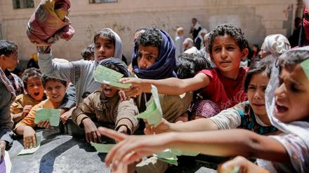 Aufgrund des Bürgerkriegs droht im Jemen eine humanitäre Katastrophe. Um die Hungersnot der Menschen zu lindern, planen die UN künftig 14 Millionen statt wie bisher acht Millionen Menschen mit Nahrung zu versorgen.