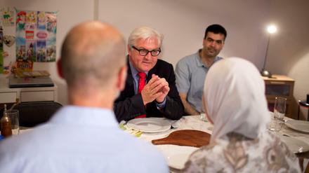 Iftar-Gast: Die Abdallahs (Vordergrund) und Minister Steinmeier 