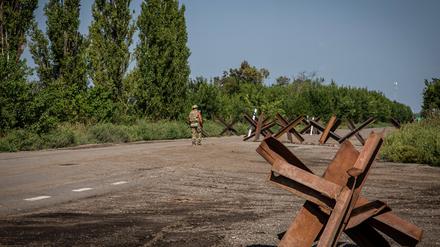 Ein ukrainischer Soldat patroulliert an einem Checkpoint im Oblast Mykolajiw im Süden der Ukraine.
