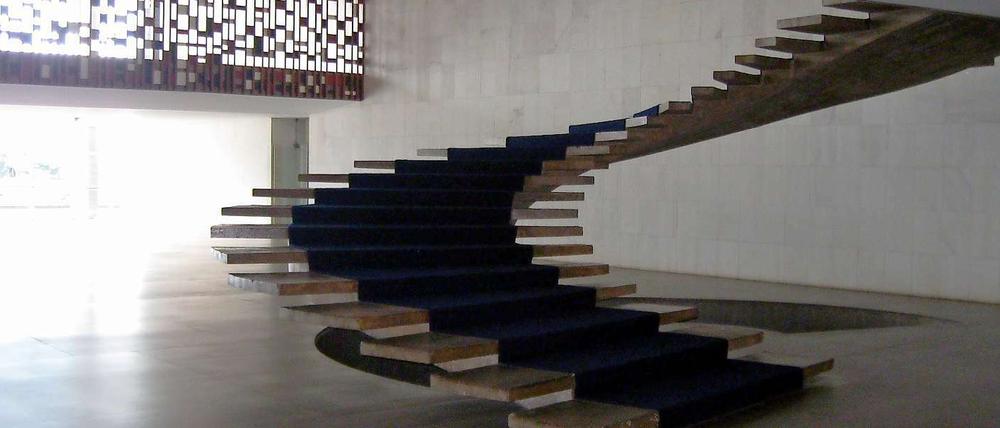 Die freischwebende Wendeltreppe im Außenministerium in Brasilia von Oscar Niemeyer. 