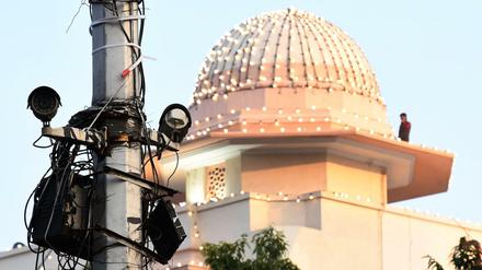 Überwachungskameras an einem Mast in der Nähe des Polizei-Hauptquartiers der indischen Hauptstadt. Die indische Regierung plant den Aufbau eines der größten Gesichtserkennungssysteme der Welt.