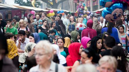 Mittendrin und trotzdem nicht richtig dabei: Muslimische und andere Neuköllnerinnen auf dem Ramadanfest im Juli 2014.