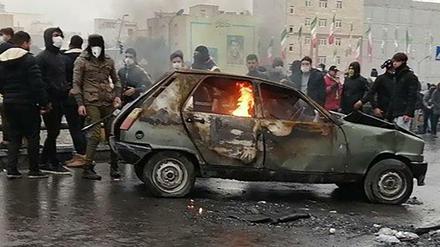 Demonstranten haben in Teheran ein Auto angezündet.