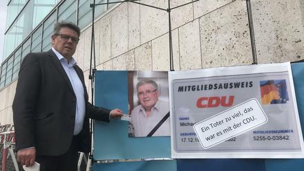 Michael May, Mitglied der CDU, betrauert am Konrad-Adenauer-Haus seinen an Corona verstorbenen Vater. 