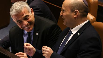 Israel Außenminister Lapid (l.) wird jetzt übergangsweise Ministerpräsident, Premier Bennett verabschiedet sich aus der Politik.