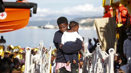 Sie haben es geschafft: Diese Flüchtlinge konnten von einem Rettungsschiff auf dem Mittelmeer an Bord genommen werden. 