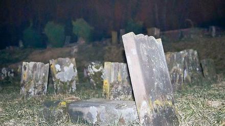 Umgestürzte Grabsteine auf dem jüdischen Friedhof in Saare-Union. Mehrere hundert Gräber wurden geschändet.
