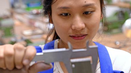 Bedarfsgerechte Zuwanderung soll gegen Fachkräftemangel helfen: In der Metallwerkstatt des Bildungswerks der Sächsischen Wirtschaft in Chemnitz wird Thi Hai Chu aus Vietnam zur Mechatronikerin ausgebildet.