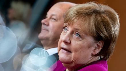 Bundeskanzlerin Angela Merkel (r, CDU) und Olaf Scholz (SPD), Bundesfinanzminister, sitzen zu Beginn der Kabinettssitzung im Bundeskanzleramt.
