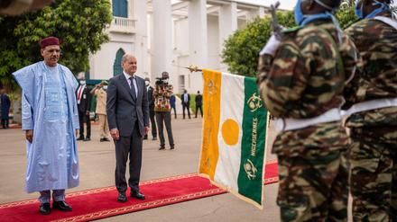 Bei seinem Besuch in der Republik Niger betonte Scholz, dass Bundeswehreinsatz in dem Land verlängert werden soll. 
