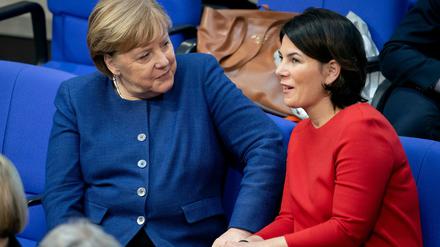 Gespräch im Bundestag: Bundeskanzlerin Angela Merkel (links) und Annalena Baerbock im Januar dieses Jahres.