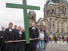 Zug durch Berlin-Mitte: Karfreitags-Prozession mit mehreren Bischöfen