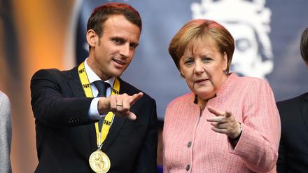  Bundeskanzlerin Angela Merkel (CDU), und der französische Staatspräsident Emmanuel Macron nach der Verleihung des Karlspreises in Aachen.