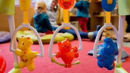 Symbolbild: Kinderspielzeug hängt in einer Kindertagesstätte.