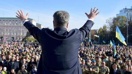 Petro Poroshenko, ukrainischer Präsident, winkt anlässlich eines Massengebets für die unabhängige Kirche der Ukraine in Zentral-Kiew der Menge. 