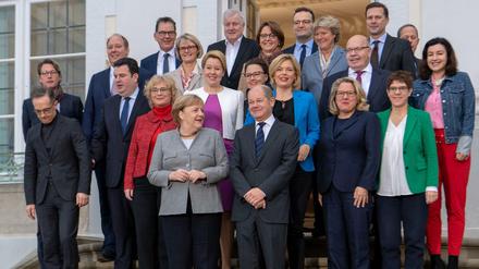 Die Mitglieder der Bundesregierung stehen anlässlich der Klausurtagung des Bundeskabinetts im Gästehaus der Bundesregierung im Schloss Meseberg zum Gruppenbild zusammen. 