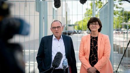 Vor dem Durchbruch: Die SPD-Parteichefs Saskia Esken und Norbert Walter-Borjans vor den Verhandlungen zum Konjunkturpaket im Kanzleramt. 