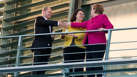 Gut gelaunt begrüßt Angela Merkel am Abend auf dem Balkon des Kanzleramts Olaf Scholz und Andrea Nahles, bevor der Koalitionsausschuss seine Beratungen beginnt.