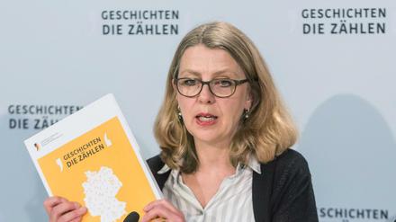 Sabine Andresen stellt den Bericht der Kommission vor. Sie sagt: "Die Gesellschaft hat versagt."