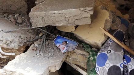 Ein Foto eines Kindes liegt in den Trümmern eines Hauses in Sanaa, das bei Luftangriffen zerstört wurde.