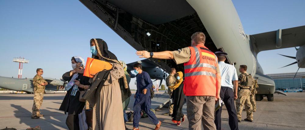 Von der Bundeswehr aus Kabul Evakuierte in Taschkent 