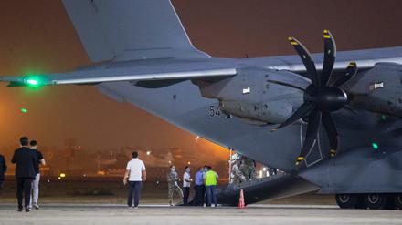 Ein Flugzeug der Bundeswehr wird in Taschkent entladen.