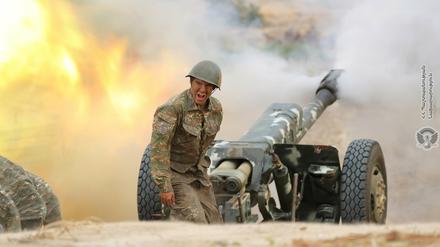 Das Foto, das vom armenischen Verteidigungsministerium zur Verfügung gestellt wurde, zeigt einen Soldaten der armenischen Armee beim Abfeuern einer Kanone.