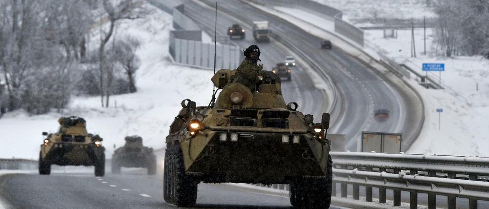 Ein Konvoi russischer gepanzerter Fahrzeuge bewegt sich auf einer Autobahn auf der Krim. 